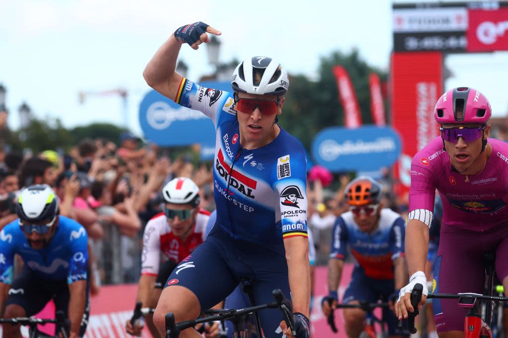 Giro d'Italia: Tim Merlier nabs a second wins on stage 18 as Milan loses position in mad dash into Padova