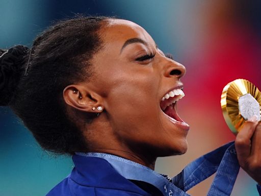 Las imágenes de la rutina con la que Simone Biles vuelve a ganar el oro tras renunciar a la final de Tokio por un bloqueo mental