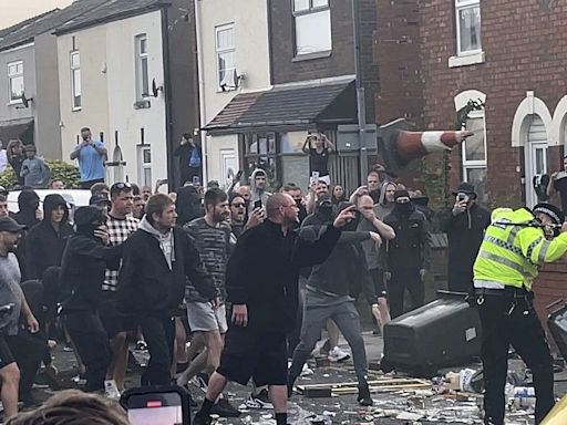 Manifestantes de extrema derecha toman las calles de Inglaterra tras el asesinato de tres niñas