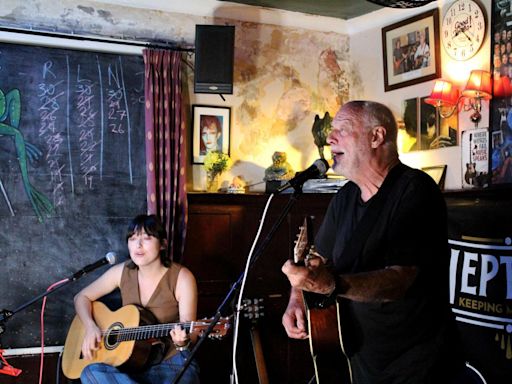 Wish You Were Here - Pink Floyd's guitarist duets with daughter at pub