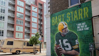 New mural of Green Bay Packers legend Bart Starr finished on east side of the downtown