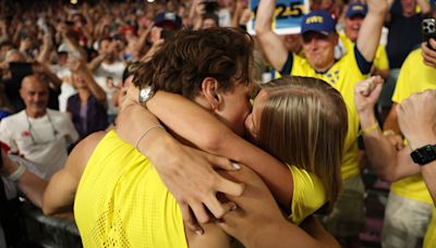 Mondo Duplantis kisses girlfriend Desiré Inglander after setting pole vault record in epic Olympics scene