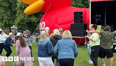 Shrewsbury Food Festival sees giant duck loom over revellers