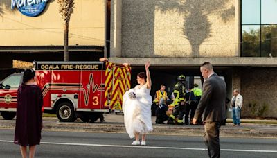 婚禮當天遇車禍！警察新娘穿婚紗、拿捧花指揮交通 網回「好感動！」