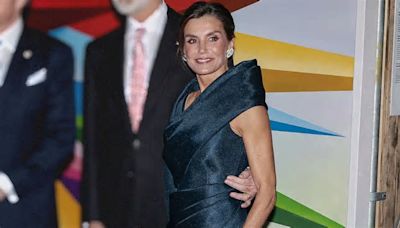 El sofisticado vestido azul de la Reina Letizia que acapara las miradas en Países Bajos