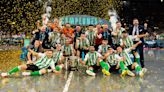 El descendido Betis gana su primera Copa en los penaltis