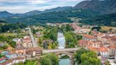 El bonito pueblo de Asturias que fue la primera capital de España y es la puerta de entrada a los Picos de Europa