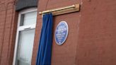 Viúva de George Harrison inaugura placa em homenagem ao Beatle em sua casa de infância, em Liverpool