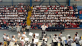 Frente a cientos de estudiantes, Banda de San José rinde homenaje a artistas ticos | Teletica