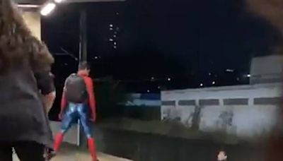 Metrô de BH tem briga entre Homem-Aranha e Batman