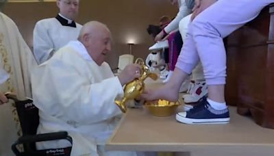 El papa Francisco lava los pies a doce reclusas de la prisión femenina de Roma