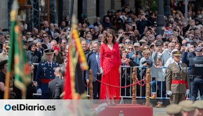 Ayuso, el pedestal y las tropas: un protocolo amparado por el BOE que la presidenta madrileña espectaculariza