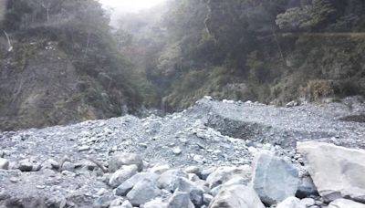 驚險！梨山巡迴醫療車隊挺進山區 差1米就遭落石擊中