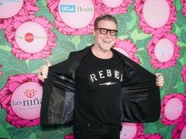Dean McDermott Goes Instagram Official With New Girlfriend