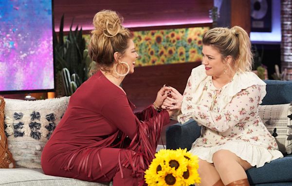 Kelly Clarkson Fans Are Super Emotional Over the New Cover She Sang on Her Show