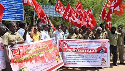 Autorickshaw drivers stage demo demanding ₹10,000 subsidy as promised by DMK