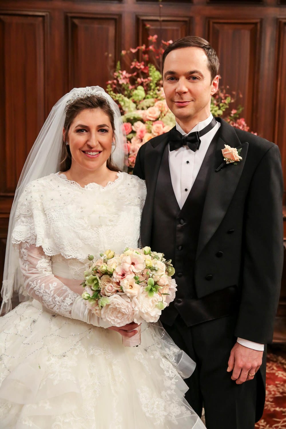 Jim Parsons and Mayim Bialik Reunite in Young Sheldon Finale: Photo