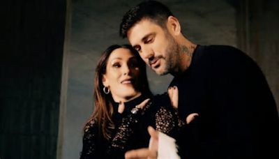 Malú y Melendi lanzan el vídeo de 'El apagón' en una nueva vuelta de tuerca a un clásico de la madrileña