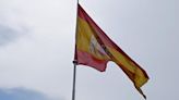 Aparece dañada la gran bandera de España de la plaza de la Escandalera de Oviedo