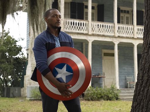 Anthony Mackie unveils a new Captain America suit for the 4th of July