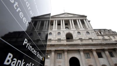 SONDEO-El Banco de Inglaterra mantendrá los tipos este mes, pero los recortará en noviembre