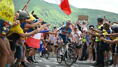 Tour de France 2024 : Romain Bardet célébré dans un virage un an après Thibaut Pinot