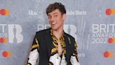 El hijo de Tom Daley le dice que 'deje de tejer'