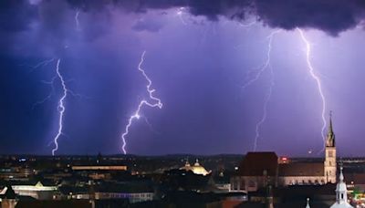 Unwetter in Neustadt a.d. Aisch-Bad Windsheim heute: Hohes Gewitter-Risiko! Wetterdienst ruft Warnung aus