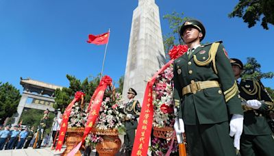 國慶75周年｜解放軍駐港部隊偕老戰士及師生 悼抗日先烈