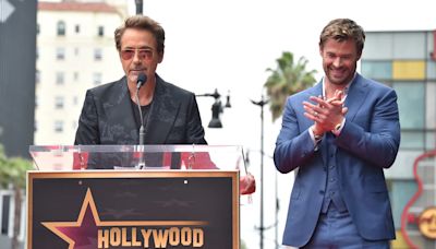 Robert Downey Jr. celebra a Chris Hemsworth en la ceremonia del Paseo de la Fama con ayuda del elenco de "Avengers"