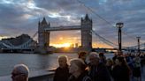 Miles desafían espera de 24 horas en el frío de Londres para ver el ataúd de Isabel II