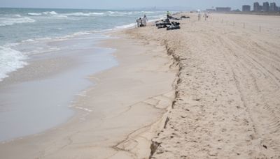 Reabren al baño las playas valencianas afectadas por el vertido de hidrocarburos