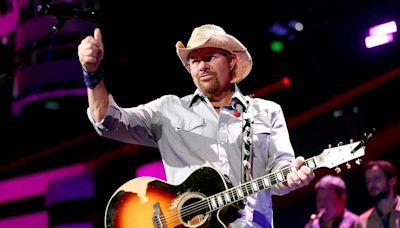 Toby Keith's daughter accepts his posthumous honorary degree