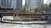 Intervención de Greenpeace contra el impacto de la minería en los glaciares en Santiago