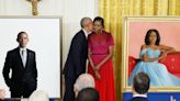 Barack y Michelle Obama presentan retratos presidenciales en la Casa Blanca