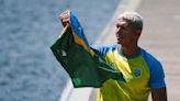 Quem é Isaquias Queiroz, porta-bandeira do Brasil