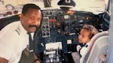 Un niño posó con su padre piloto en un avión. Casi 30 años después, recrearon la foto