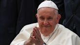 El papa Francisco llega a su encuentro con los jóvenes de Venecia en lancha motora