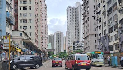 觀塘3車相撞釀一傷 客貨車失控剷上行人路