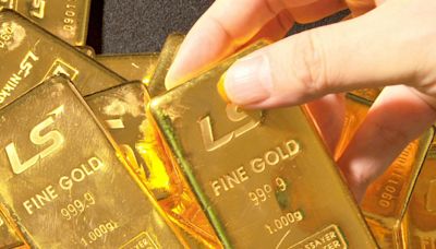 Gold drifts lower with focus on U.S. jobs data