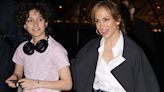 Jennifer Lopez se escapa con Emme, uno de sus mellizos, a París mientras Ben Affleck rueda en Los Ángeles