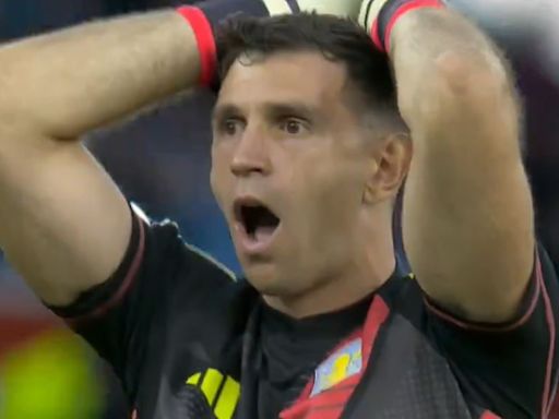 La reacción de Dibu Martínez tras el espectacular golazo del colombiano Jhon Duran en la remontada del Aston Villa sobre Everton