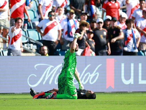 Juez de línea se desploma en duelo Perú-Canadá por Copa América