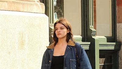 Suri Cruise heredó el estilo normcore de Katie Holmes con pantalones baggy y tenis