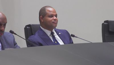 Dallas Mayor Eric Johnson asks city council committee to consider resolution denying severance to former City Manager T.C. Broadnax
