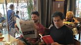 Sorpresivo encuentro de Juan Grabois y Andrés Calamaro en un café porteño