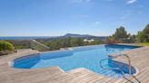 El precio de una casa con piscina en España se dispara un 10% en 2024, más del doble del inmobiliario general