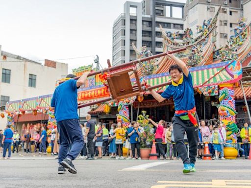 張善政出席五福宮玄壇元帥聖誕慶典 親手解粽祈求市民好運