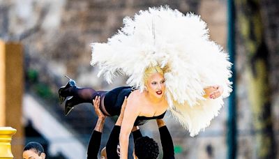 Lady Gaga envoûte la cérémonie des JO 2024 dans une robe cabaret