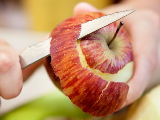 The Apple Peel Hack That Makes Dull Aluminum Pans Shine